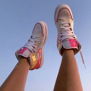 Air Jordan 1 Mid Edge Glow HS 6 Youth (Woman’s 7.5)